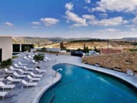 הבריכה החיצונית במלון כרמים הרי ירושלים