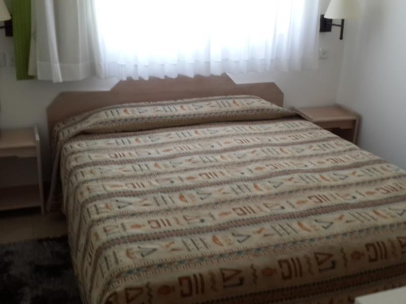 המיטה בחדר במלון צובה