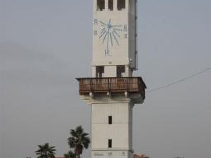 מגדל השעון בחוף לידו בטיילת אשדוד 