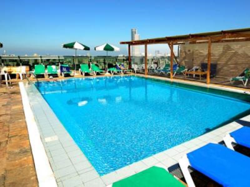 הבריכה במלון רימונים אופטימה רמת גן