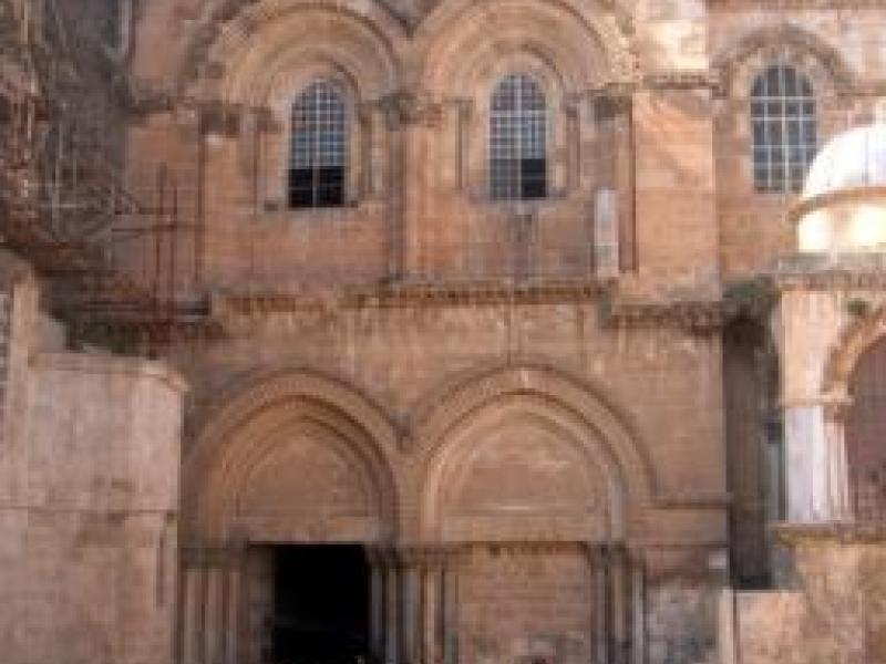 חזית הכניסה לכנסיית הקבר בירושלים