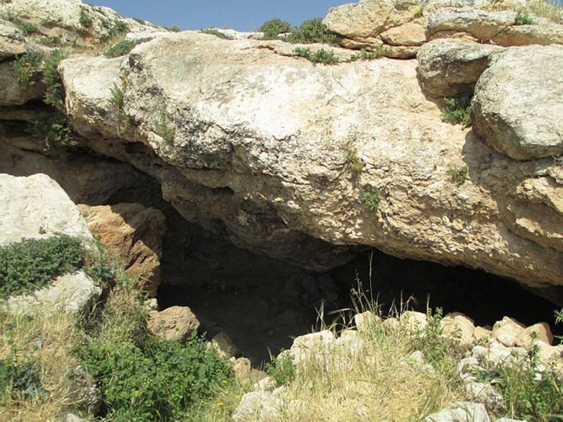 עין ג'היר והמערה בבקעת הירדן