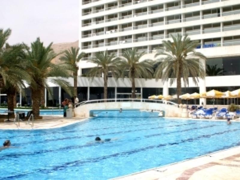 הבריכה במלון קראון פלזה ים המלח
