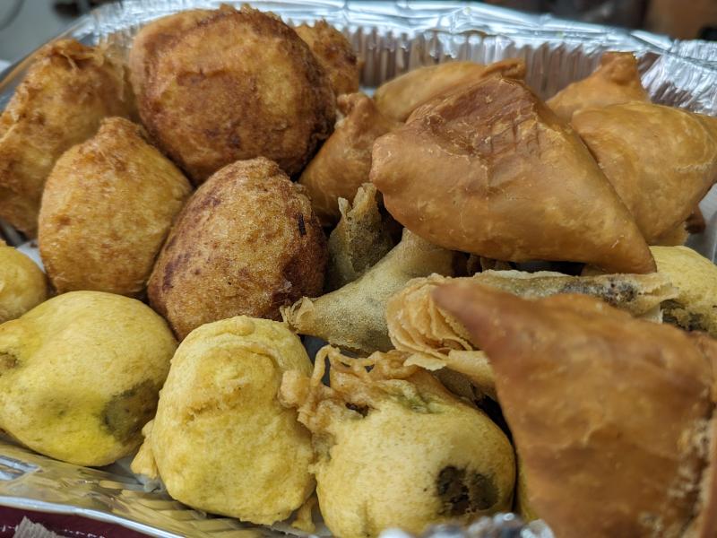 אוכל הודי מוכן בשישי בפפריקה המכולת ההודית בשוק רמלה