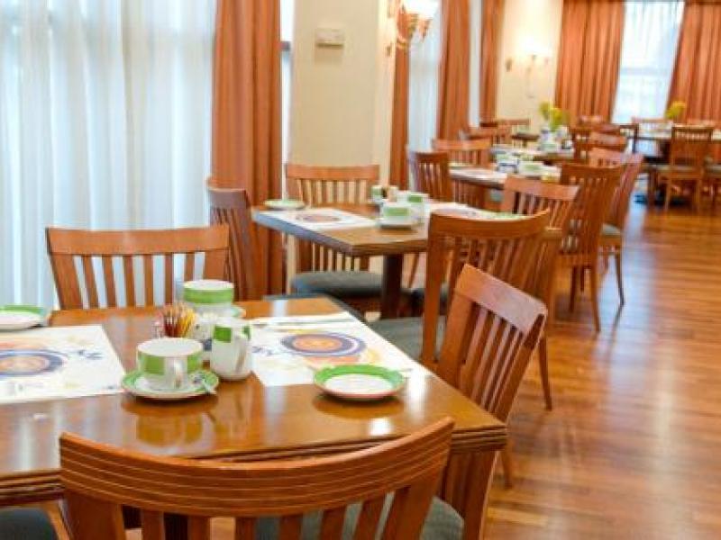 חדר האוכל במלון רימונים אופטימה רמת גן