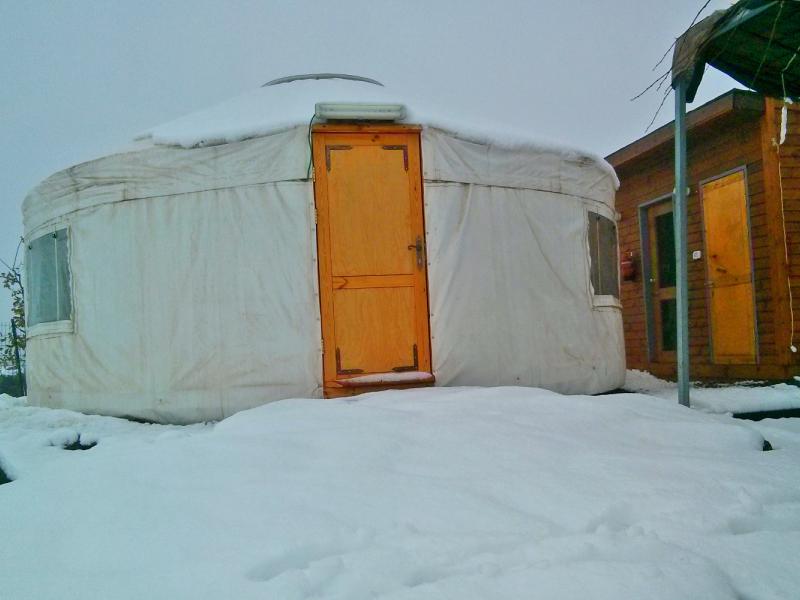 שלג בצפון הגולן צימר רוגעלך אוהל מונגולי