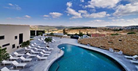 הבריכה החיצונית במלון כרמים הרי ירושלים
