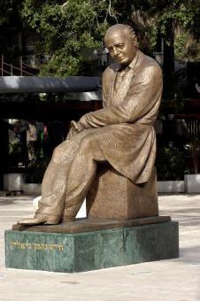 פסל ביאליק בכיכר רמב"ם - כיכר אורדע ברמת גן