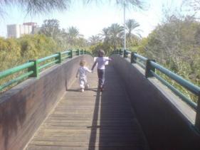 גשר להולכי רגל מעל נחל לכיש בפארק לכיש - אשדוד