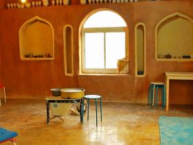 בית היצירה לקדרות של רבקה הראל בתקוע. סדנאות אבניים במדבר